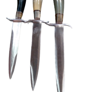 PUÑALES ENCABADOS EN GUAYABIRA O CUERNO DE VACA EN DIFERENTES MEDIDAS (10, 12, 14, 16 y 18 cm).